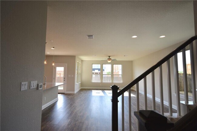 Building Photo - 15911 Cessida St
