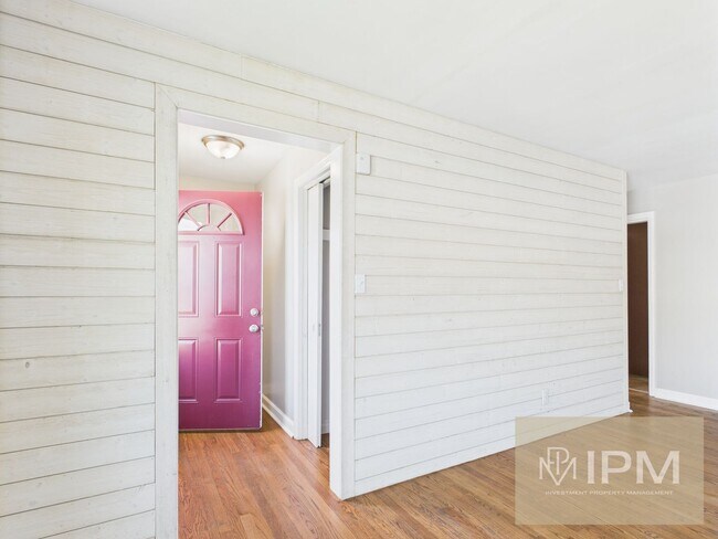 Foto del edificio - Charming Brick Rancher – One-Floor Living ...