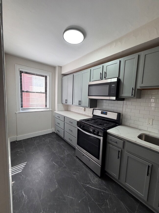 Building Photo - Charming 1 Bedroom ni CWE *1st Floor unit