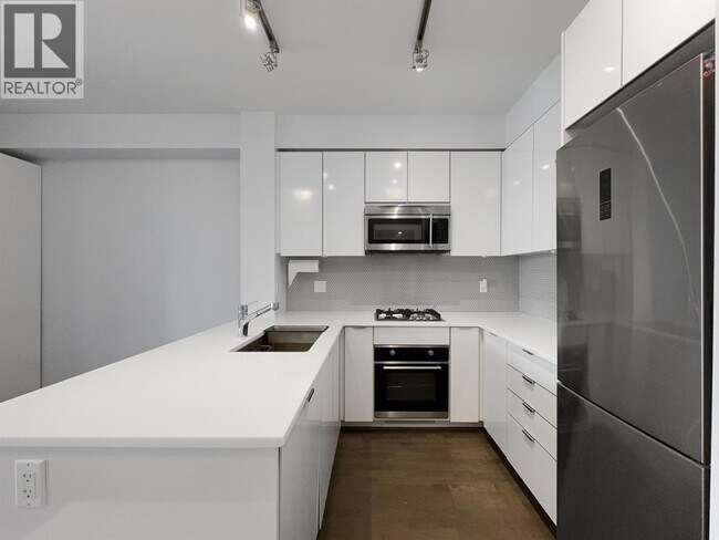 Photo du bâtiment - 10011 River Dr