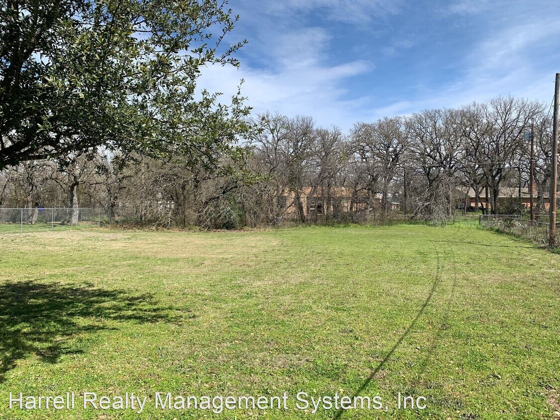 Building Photo - 3 br, 1.5 bath House - 1924 Post Oak Dr.