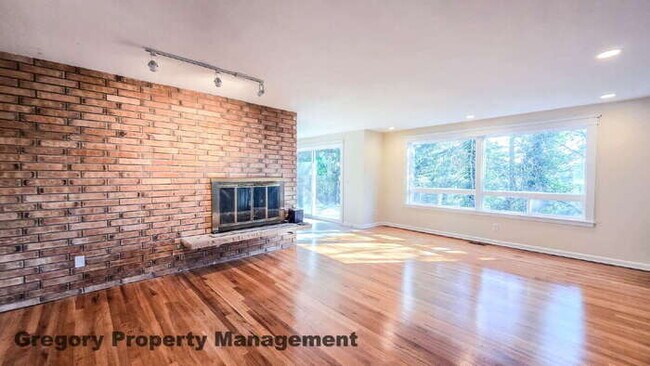 Foto del edificio - Spacious 5-Bedroom Kirkland Home – Daylight Basement, RV Parking, Quiet Private Drive & Top Schools!