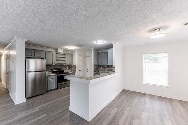 Building Photo - 108 Varsity Dr