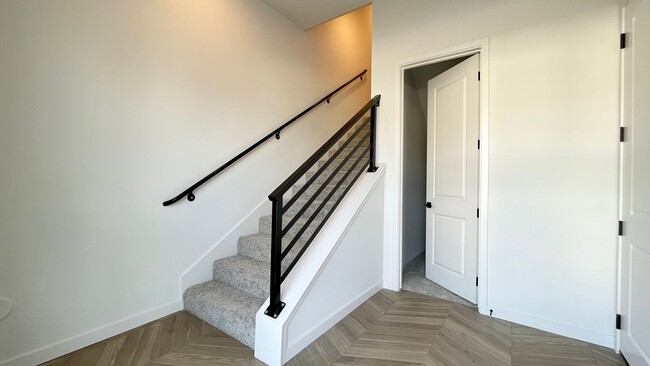Building Photo - Newer Construction Luxury Townhouse near D...