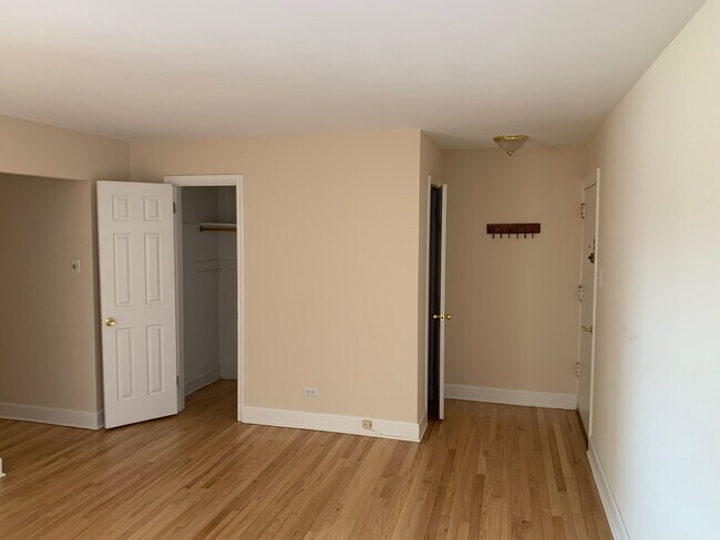 Puerta principal. - 7230 N Claremont Ave