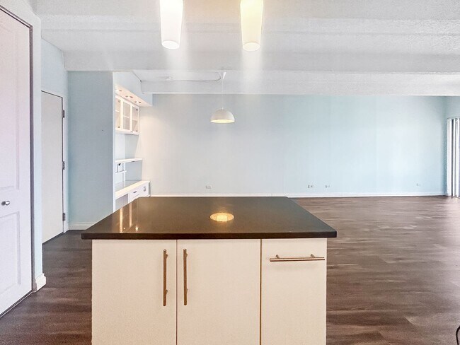 Building Photo - $0 DEPOSIT OPTION. SPACIOUS 12TH-FLOOR 1-B...