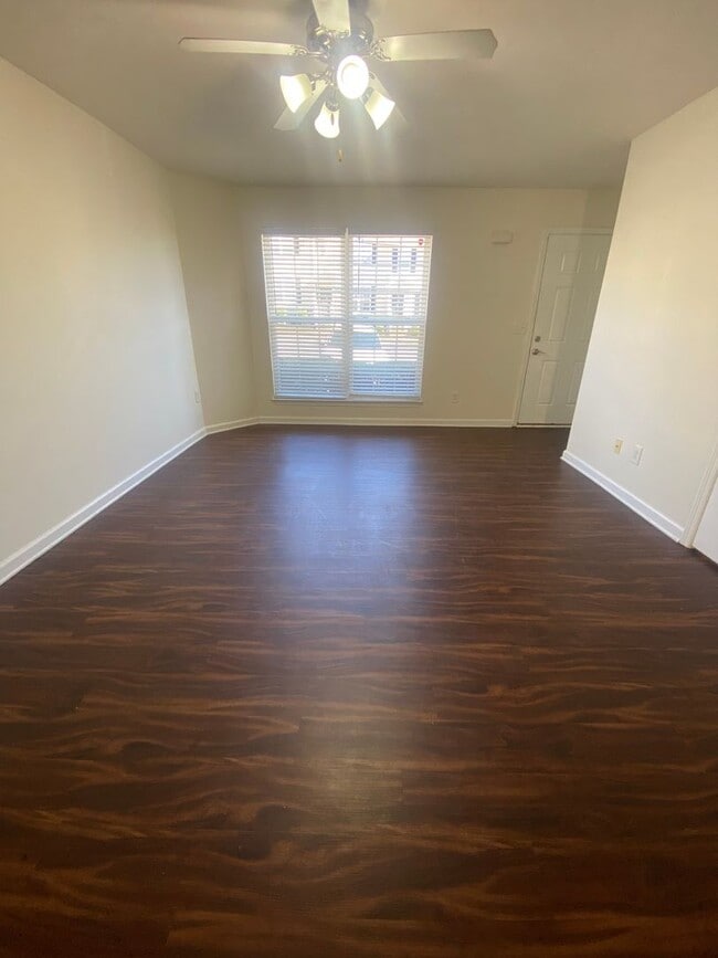 Building Photo - Available Now! 2 Bed, 2.5 Bath Townhome in The Cottages Of Lake Forest