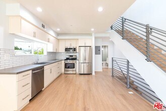 Building Photo - 758 1/2 N Ridgewood Pl