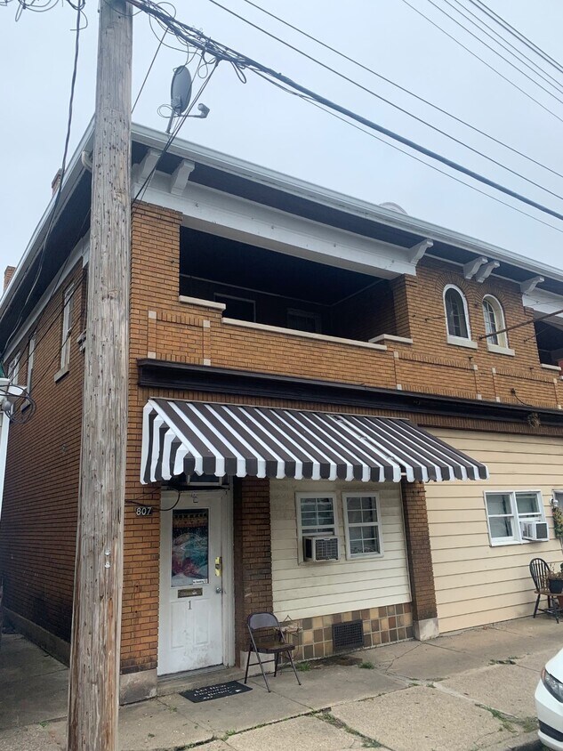 Primary Photo - 807 Oak St