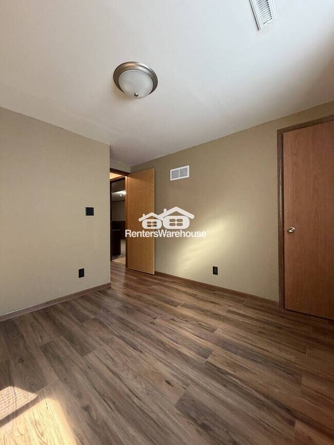 Building Photo - Available Now 3 Bedroom 2 Bath Single Family Home in Brooklyn Park