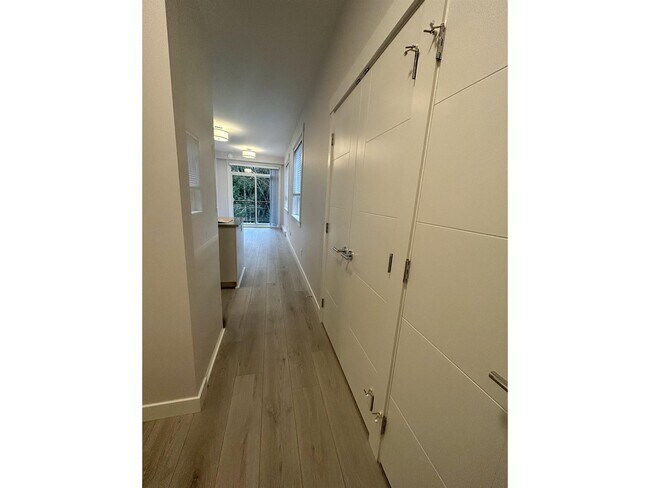 Photo du bâtiment - 406 32690 14TH AVENUE