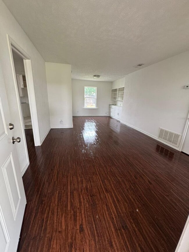 Building Photo - 2309 Meadow Ln