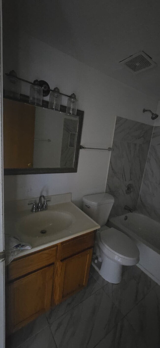 Foto del edificio - 11 S Whispering Hills Dr