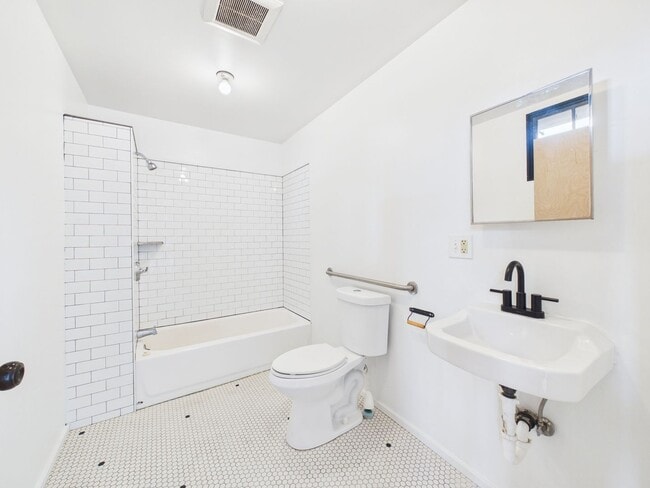 Building Photo - Bright studio with private backyard area FREE WASHER/DRYER - Parking Available