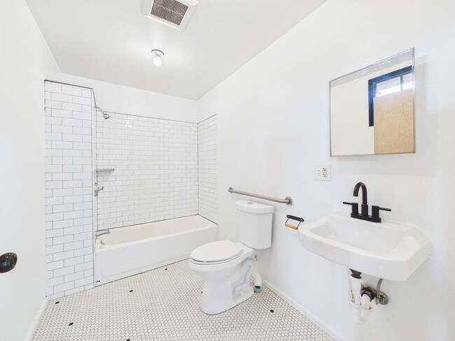 Building Photo - Bright studio with private backyard area  FREE WASHER/DRYER