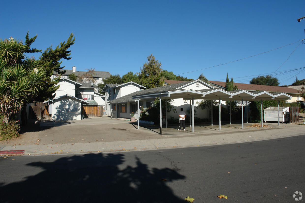 Primary Photo - 1671 Maple Ave