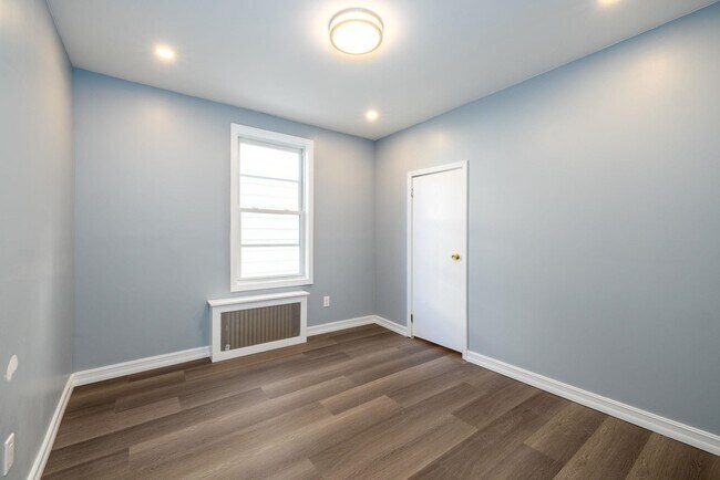 Building Photo - 100 W 46th St