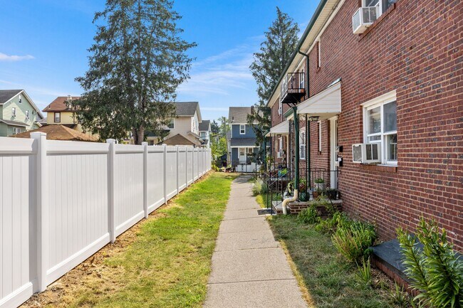 Foto del edificio - 48 E Main St