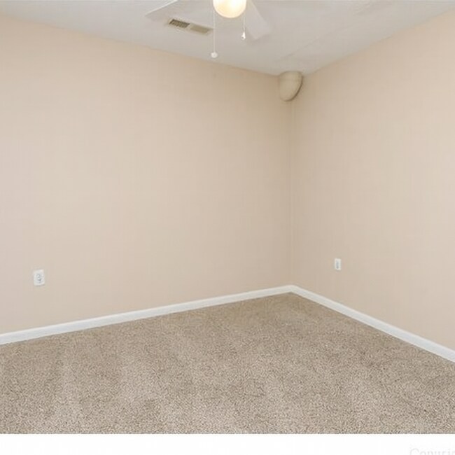 Foto del edificio - Cozy One-Bedroom Cottage with Oversized Garage