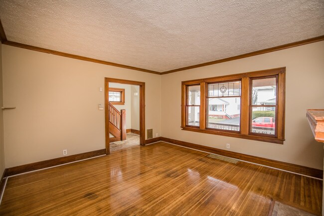 Foto del edificio - 69 Raeburn Ave
