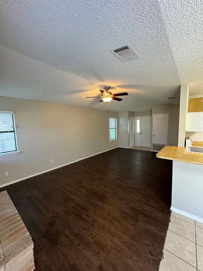 Building Photo - NICE 3 BEDROOM HOME WALKING DISTANCE TO TH...