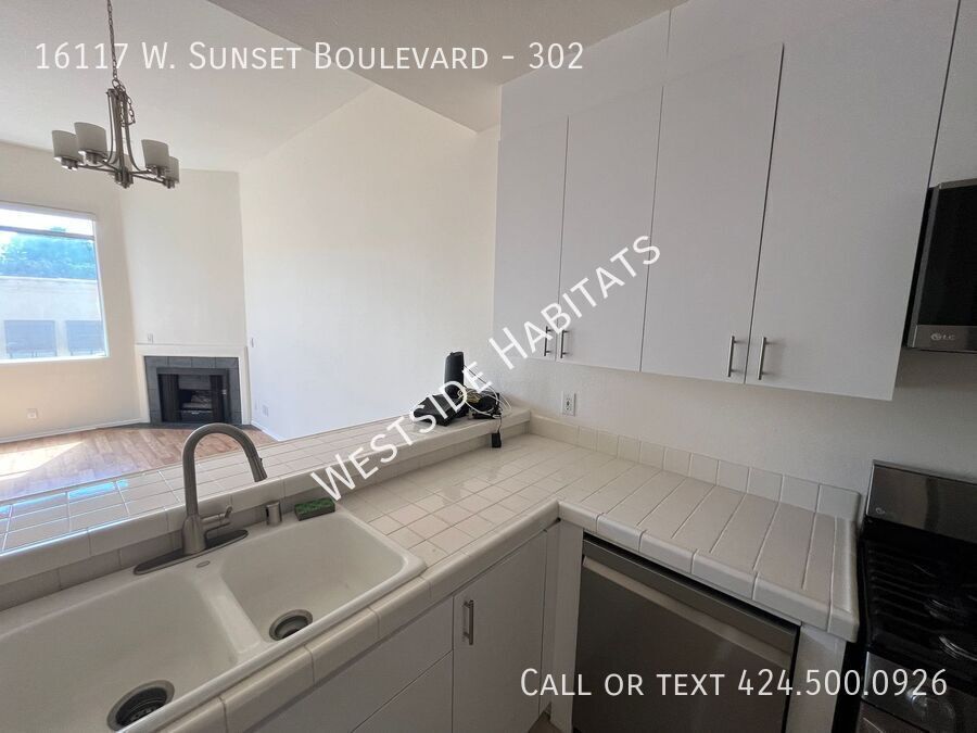 Primary Photo - 16117 W Sunset Blvd