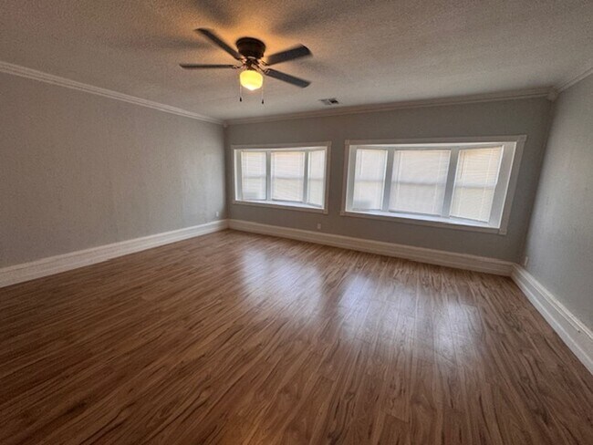 Foto del edificio - $300 off your move in by June 1st!   Newly remodeled 3 bed 1 bath garage conversion with monitore...