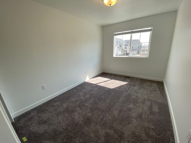 Building Photo - 3 Bd/2.5 Bathroom Townhome in Lehi