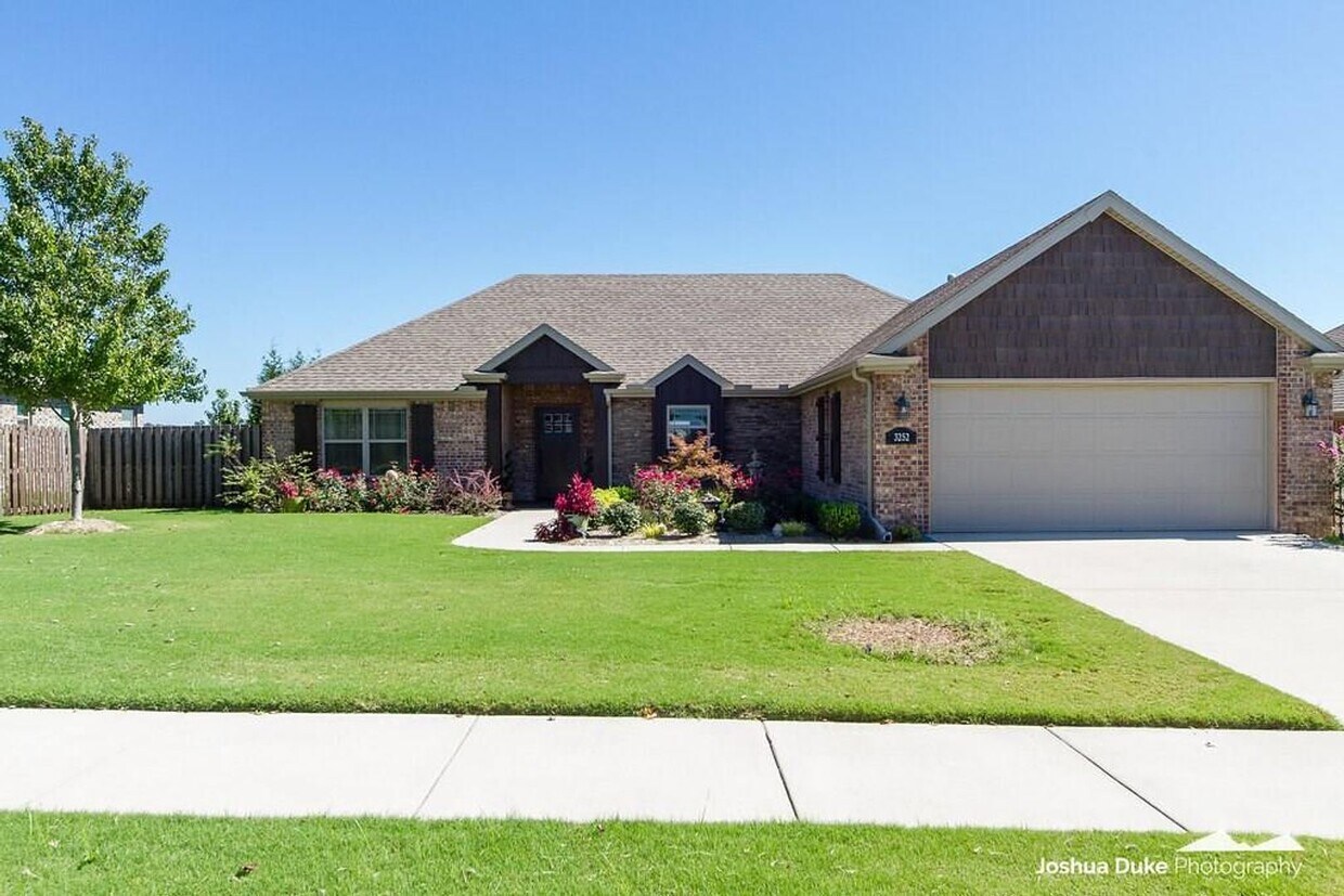 Georgeous 3 bedroom 2 bath home with SOLAR and a view! - Georgeous 3 bedroom 2 bath home with SOLAR  and a view!