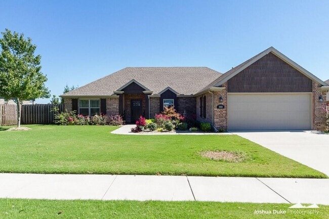 Georgeous 3 bedroom 2 bath home with SOLAR and a view! - Georgeous 3 bedroom 2 bath home with SOLAR  and a view!