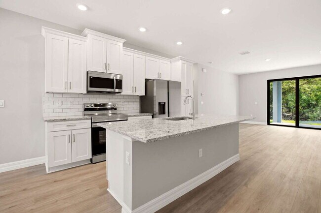 Foto del edificio - Brand New 4-Bedroom Gem with 2 Full Baths A Magical Space For Your Family!
