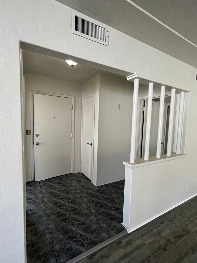 Building Photo - 816 W Fedora Ave
