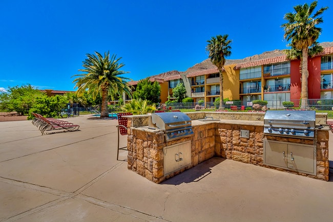 Building Photo - The Solana Apartments