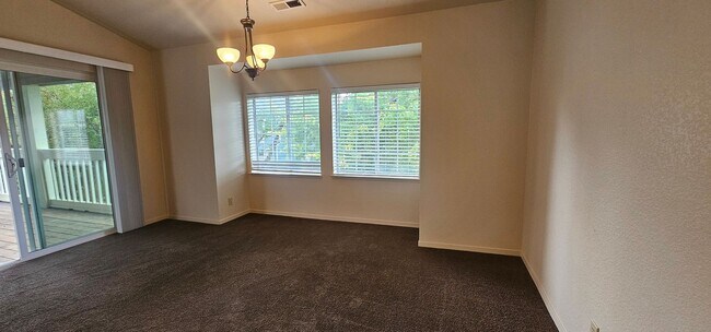 Building Photo - Great Stafford Glen Upstairs Condo