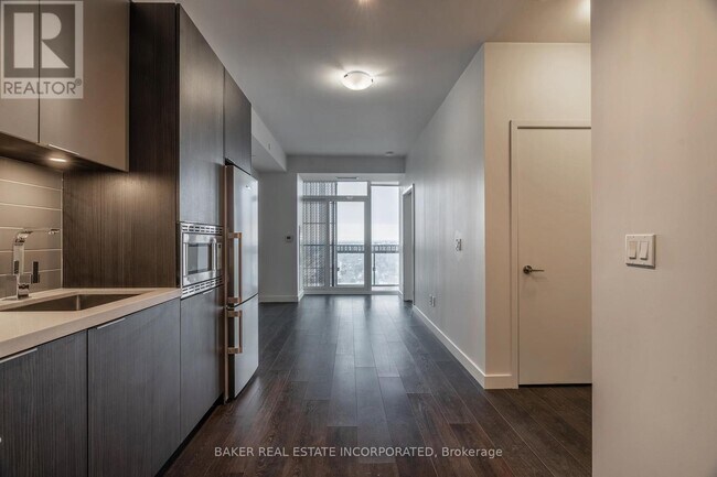Building Photo - 15-3415 Roehampton Ave