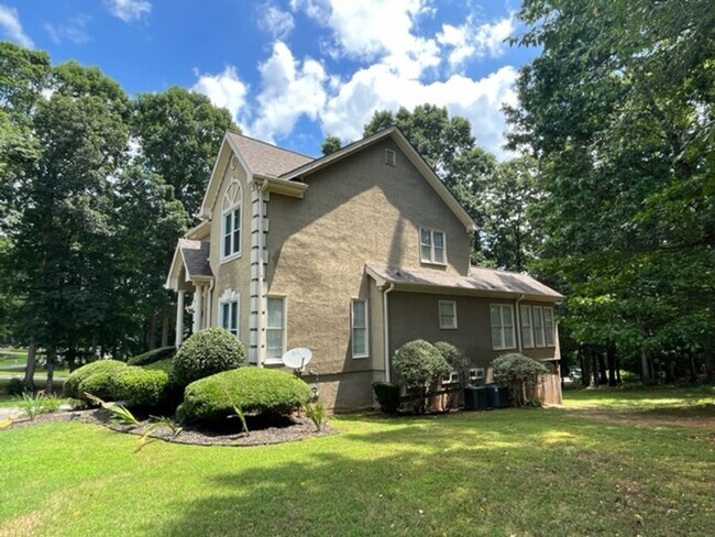 Building Photo - Beautiful Large Home
