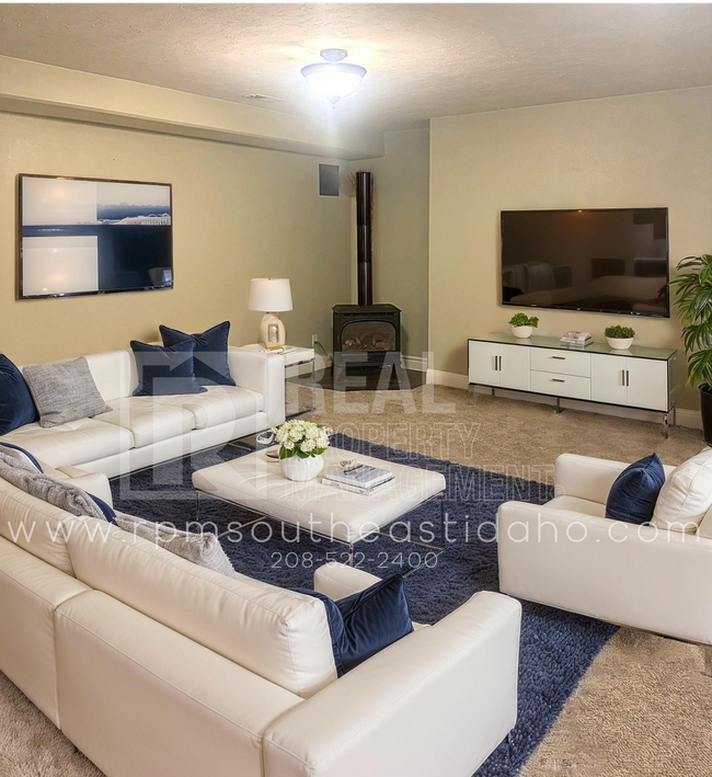 Building Photo - Large & Beautiful 6 Bedroom, 3 Bathroom Ho...