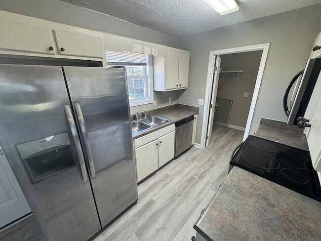 Building Photo - 105 Lorien Cir
