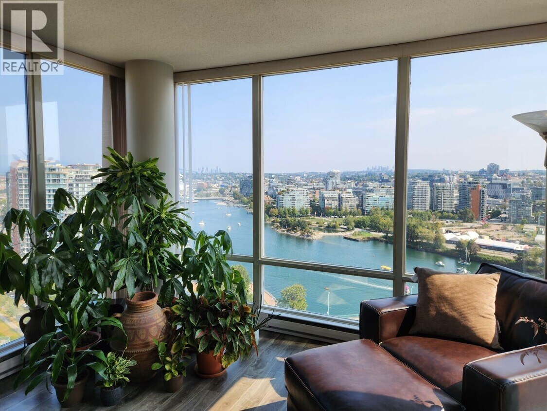 Photo principale - 1033 Marinaside Crescent