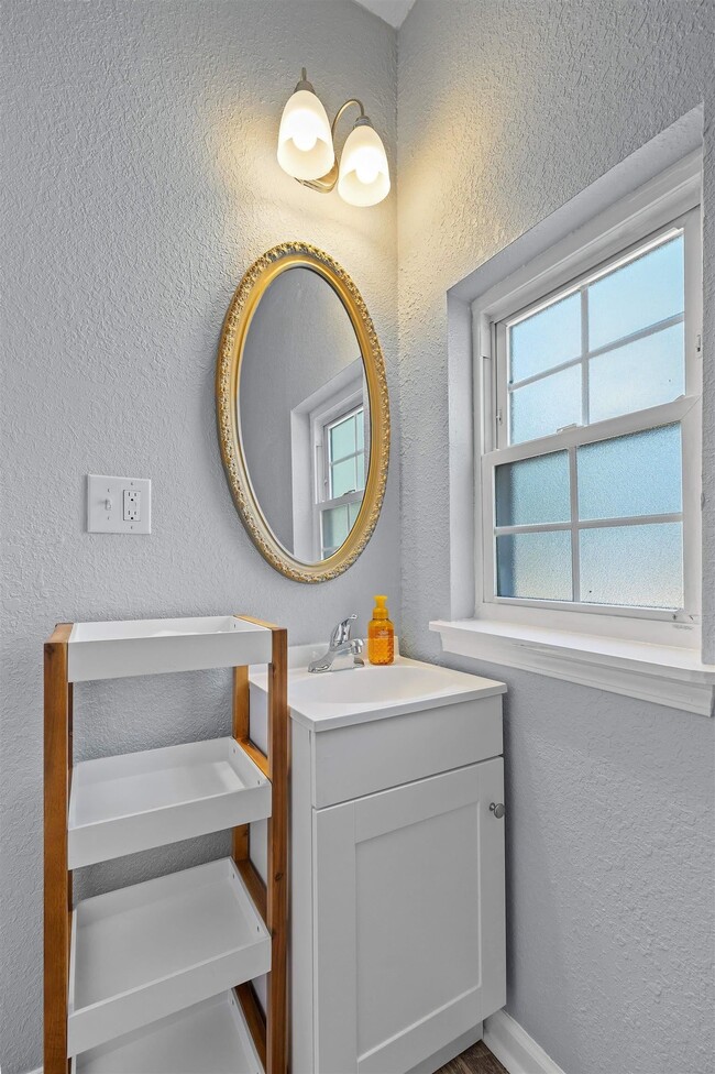 Building Photo - 802 Old Bainbridge Rd Building Photo - 802 Old Bainbridge Rd