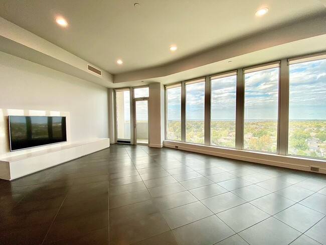 Building Photo - Luxury 2 Bed 2.5 Bath Condo in Central OKC