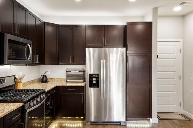 Building Photo - Modern 3-Bedroom Townhome in Midtown Denver – Carefree Living Awaits!