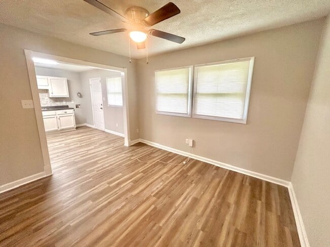 Building Photo - Newly Renovated 3 Bedroom Home!