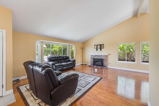 Building Photo - 208 Crestview Dr