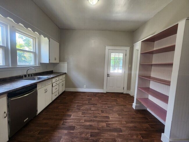 Building Photo - 5 Bedrooms 1.5 Bath on the Northeast side of Town