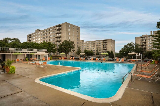 Relajante piscina en Top of the Hill Apartments, en Temple Hills, MD - Top of the Hill Apartments