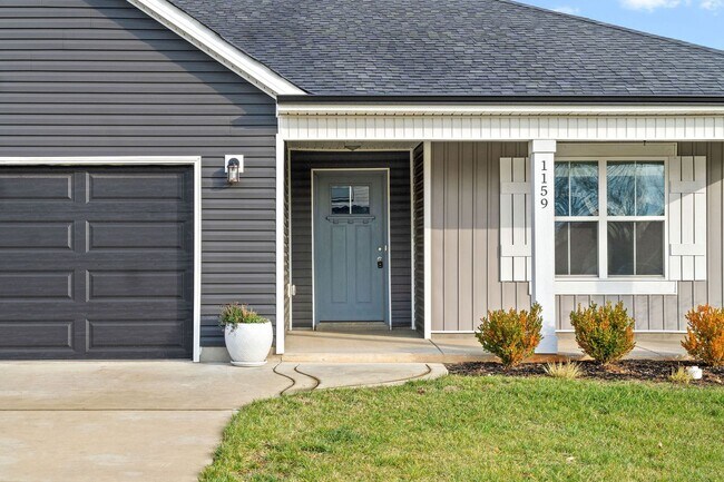 Building Photo - Pet Friendly Three Bedroom!