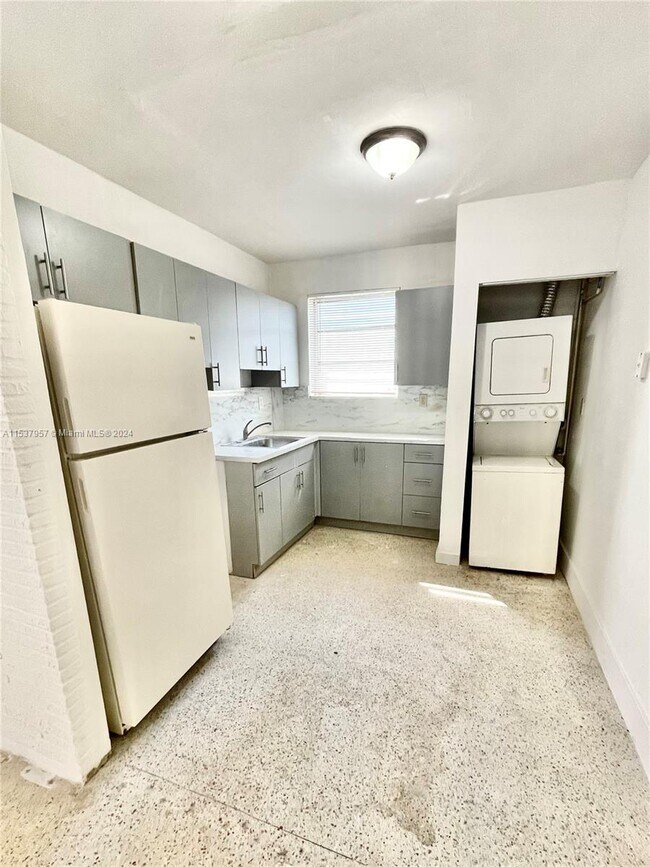 Foto del edificio - 18 NW 170th St