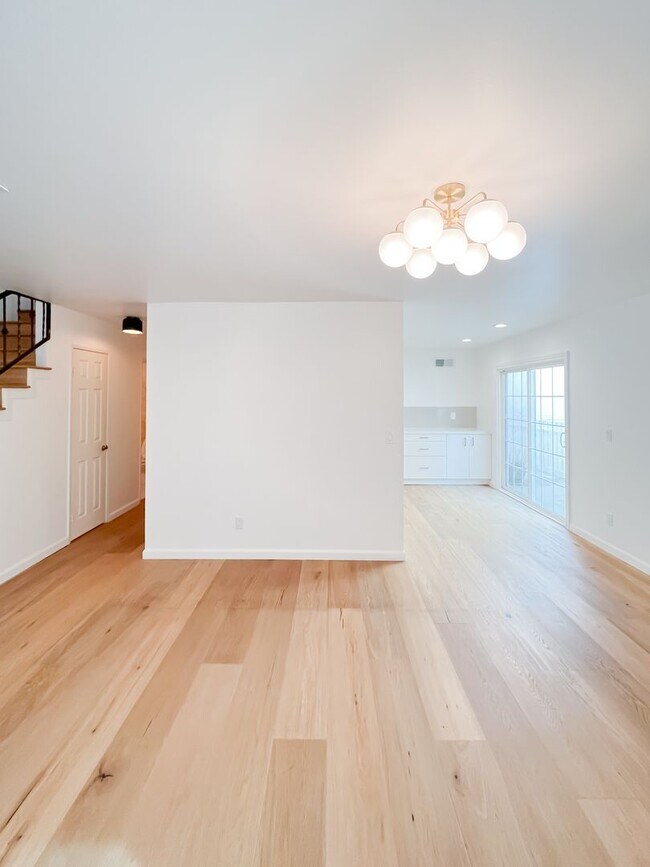 Foto del edificio - Breathtaking 2-Bedroom Townhome with 2-Car...