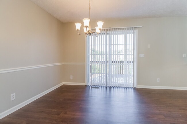 Foto del edificio - 7835 Rainey Dr